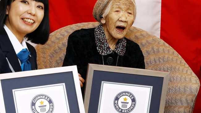 Gruaja më e vjetër në botë feston…