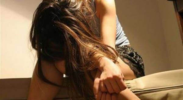 25-vjeçarja abuzon seksualisht me 16-vjeçaren, e fton…