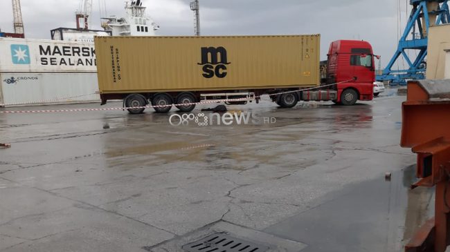 Aksident tragjik në Portin e Durrësit/ Kamioni…