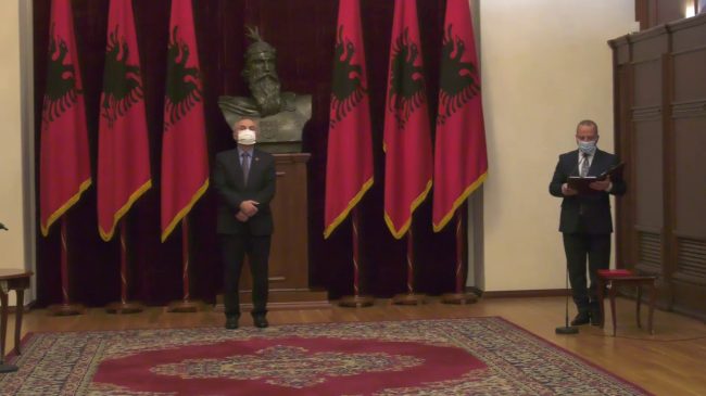 Me dorën mbi Kushtetutë, Xhaçka dhe Peleshi&hellip;