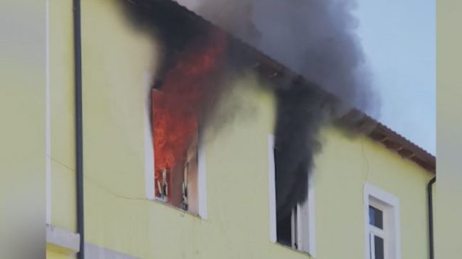 Zjarr në banesën pesëkatëshe në Lezhë, shpëtohet…