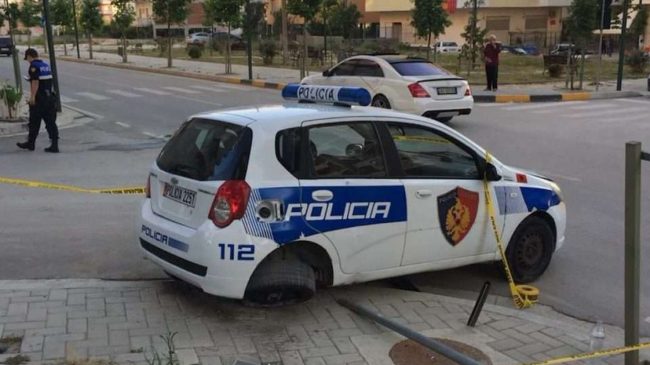 Përplas me makinë efektivin e policisë në…
