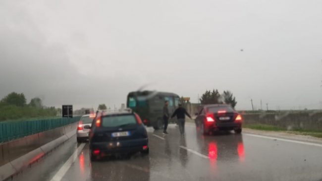 Aksident masiv në autostradën e Lushnjës, kamioni…