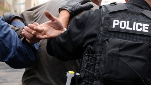 Dhunoi nënën, arrestohet 29-vjeçari në Vlorë