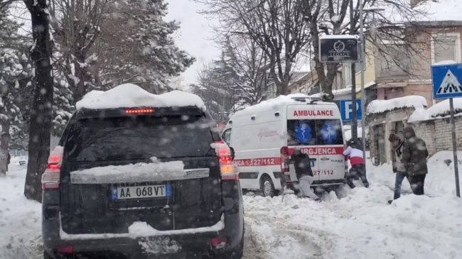 Ambulanca ngec në mes të Korçës, ndihmohet…