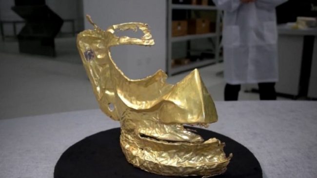 Zbulohet maska 3-mijë vjeçare prej ari (Fotot)