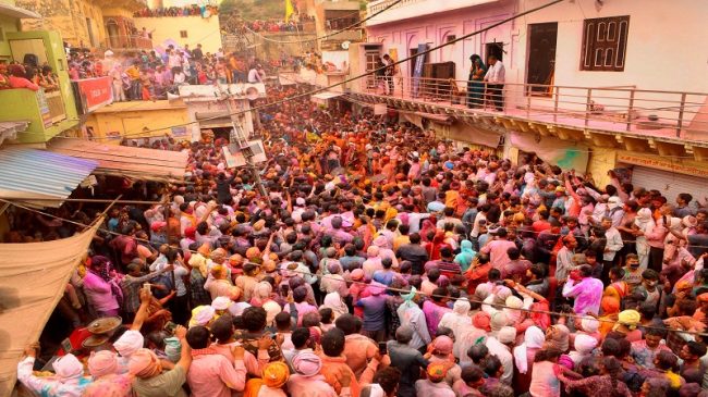 Indianët grumbullohen për “Festivalin e ngjyrave”, pavarësisht…