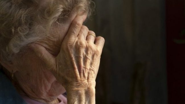93-vjeçari ndahet nga bashkëshortja për gruan që…