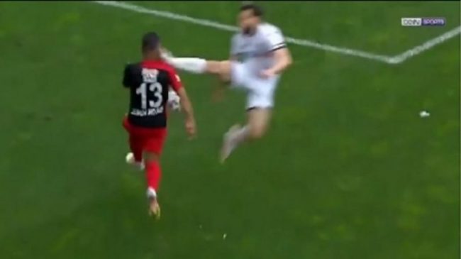 VIDEO/ Ndërhyrje horror, futbollisti godet kundërshtarin me…
