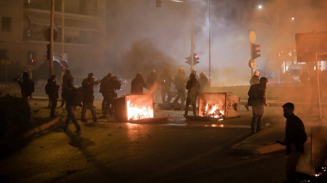 Protestat e dhunshme ‘ngrejnë në këmbë’ Athinën,…