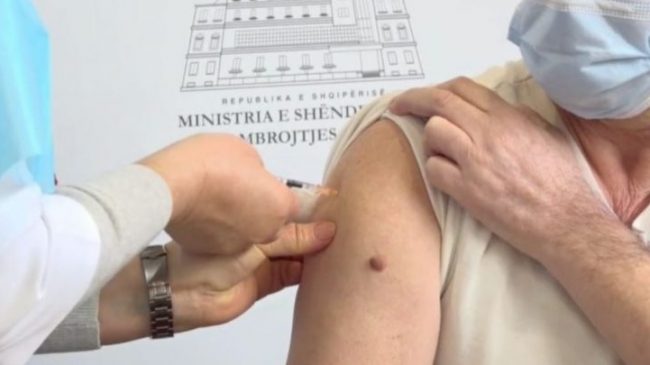 Covid-19/ Dërgohen 60 mjekë për vaksinim në…