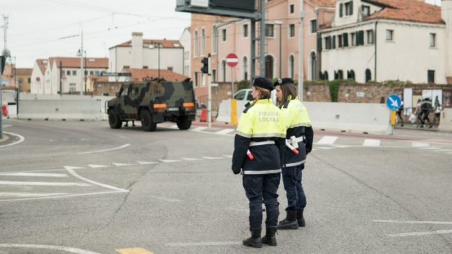 Italia vendos karantinë të detyrueshme për udhëtarët…