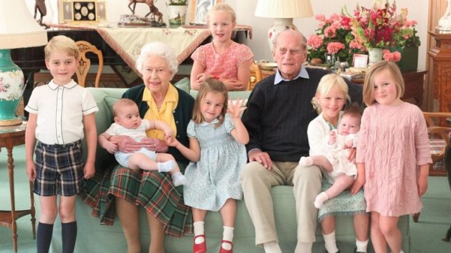 Familja mbretërore publikon fotot e rralla me…
