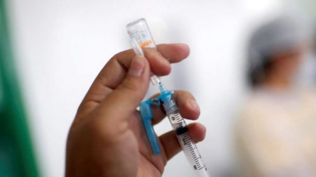 Ekspertët e OBSH: Dy doza të vaksinës…