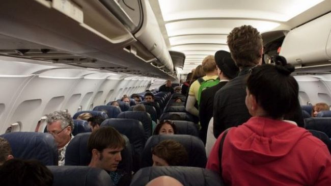 Plas sherri në avion, pasagjerja sulmon stjuardesën…
