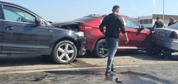 Aksident masiv në autostradën Tiranë-Durrës, makinat bëhen…