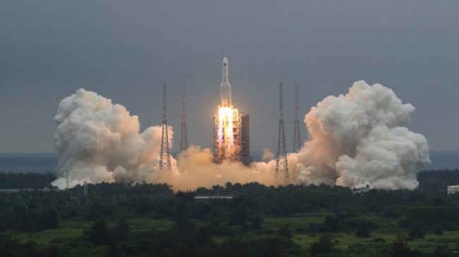 Raketa kineze 18 tonëshe hyn në atmosferë…