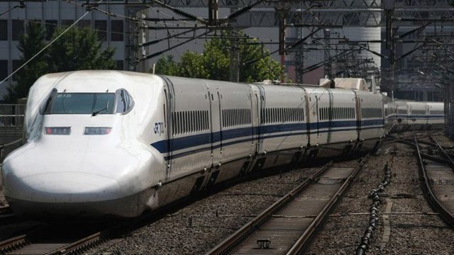 Makinisti rrezikon 160 pasagjerë, la trenin me…