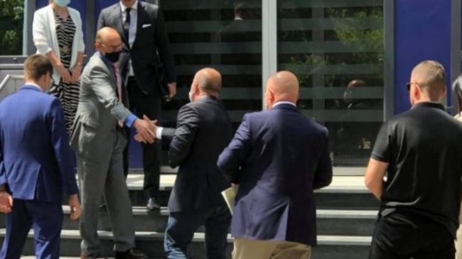 Haradinaj i përgjigjet ftesës së Kurtit, mbërrin…