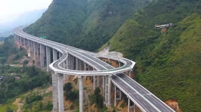Autostrada malore në Kinë ka një rreth-rrotullim…