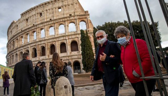 Italia i jep fund karantinës për turistët…