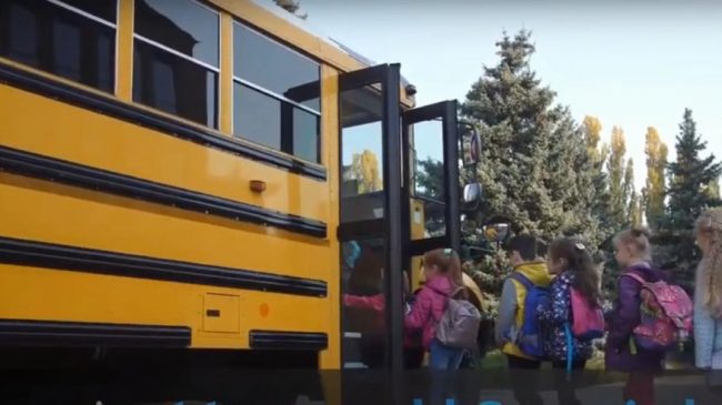 SHBA, 11-vjeçari hidhet nga dritarja e autobuzit…