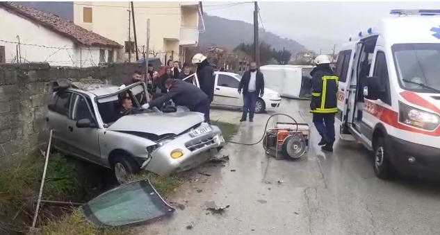 VIDEO/ Aksident në Berat, plagosen dy pasagjerë,…