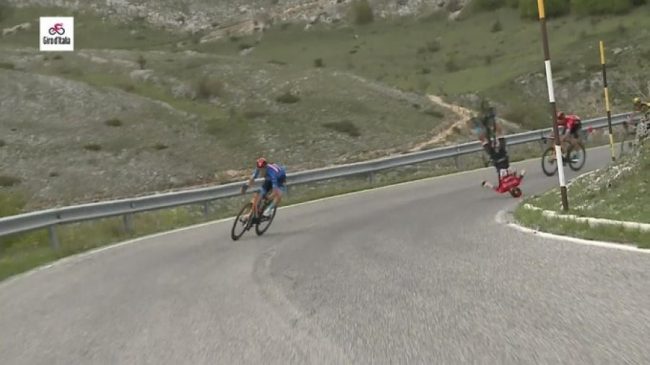 VIDEO/ Aksident i frikshëm në ‘Giro d’Italia’,…