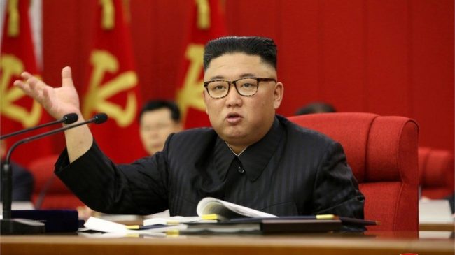 Kim Jong Un pranoi krizën ushqimore në…