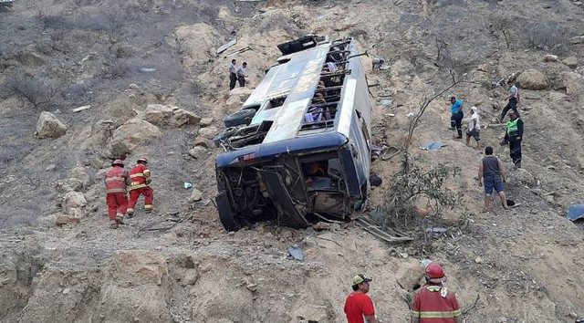 Autobusi bie në greminë, vdesin 27 persona