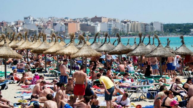 Spanja rihap turizmin, lejohet hyrja e të…