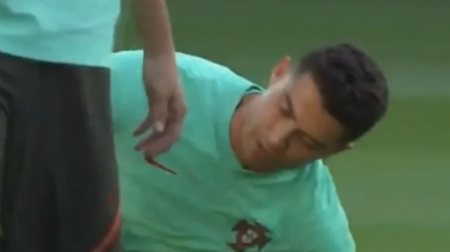 VIDEO/ Ronaldo ngatërrohet me topin dhe bie,…