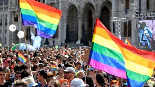 Hungaria synon të ndalojë përmbajtjen e LGBT…