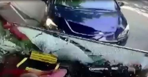 VIDEO/ Makina hyn brenda lokalit në Tiranë,…