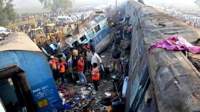 Përplasen dy trena në Pakistan, 30 të…