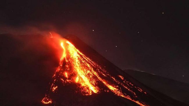 Pamjet/ Momenti i shpërthimit të vullkanit Etna…
