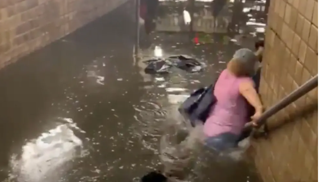 Përmbyten metrot në New York, qytetarët vrapojnë…