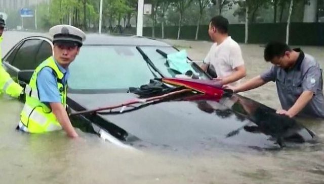 VIDEO/ Përmbytjet në Kinë. Shoferi i taksisë…