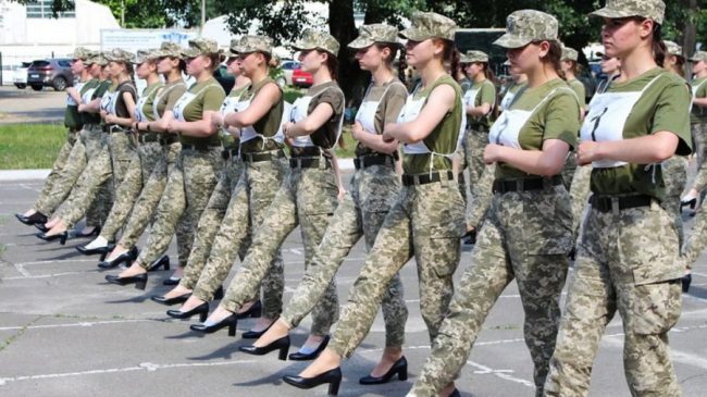 Pse kjo foto e femrave ushtare ukrainase…