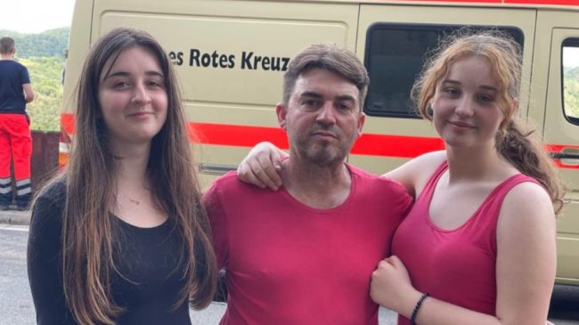 Përmbytjet në Gjermani: Babai shqiptar gjen dhe…