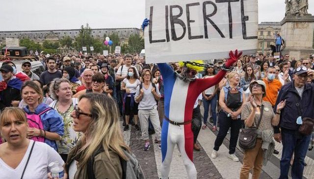 Pavarësisht protestave të dhunshme, Franca miraton rregulla…