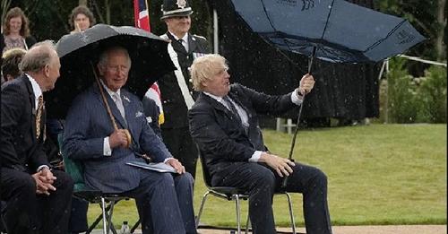 Boris Johnson s’i ‘bindet’ çadra, momenti që…