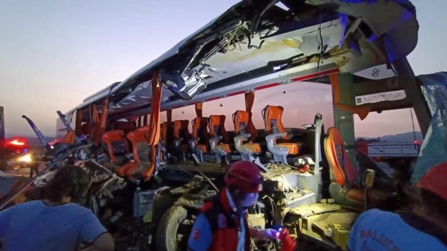 Kamioni shkatërron autobusin, 9 të vdekur dhe…