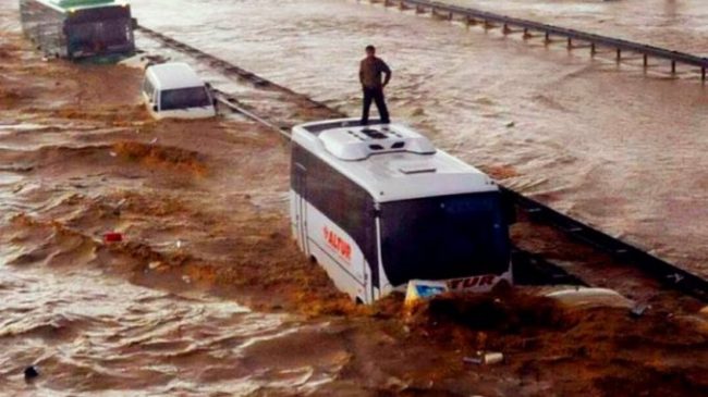 Pamje rrënqethëse nga Turqia/ Uji po merr…
