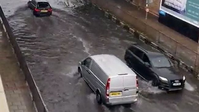 Reshje masive në Britaninë e Madhe, përmbytje…
