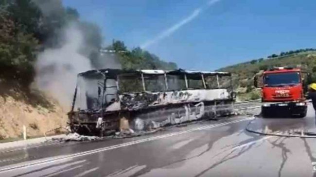 Shpërthen në flakë autobusi në aksin Himarë-Sarandë,…