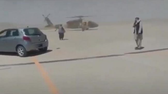 VIDEO/ Talebanët argëtohen me helikopterin amerikan, por…