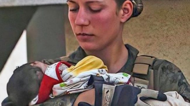 Ushtarakja amerikane që mbajti në krah foshnjen…