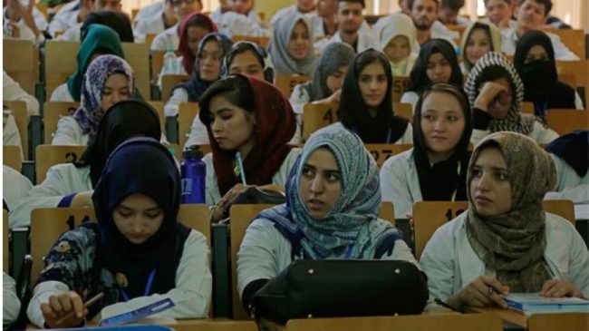 Talebanët: Gratë afganë të shkojnë në universitet,…