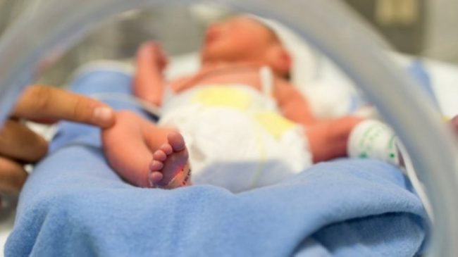 Tronditëse/ Mjekët e Pogradecit e futën foshnjën…